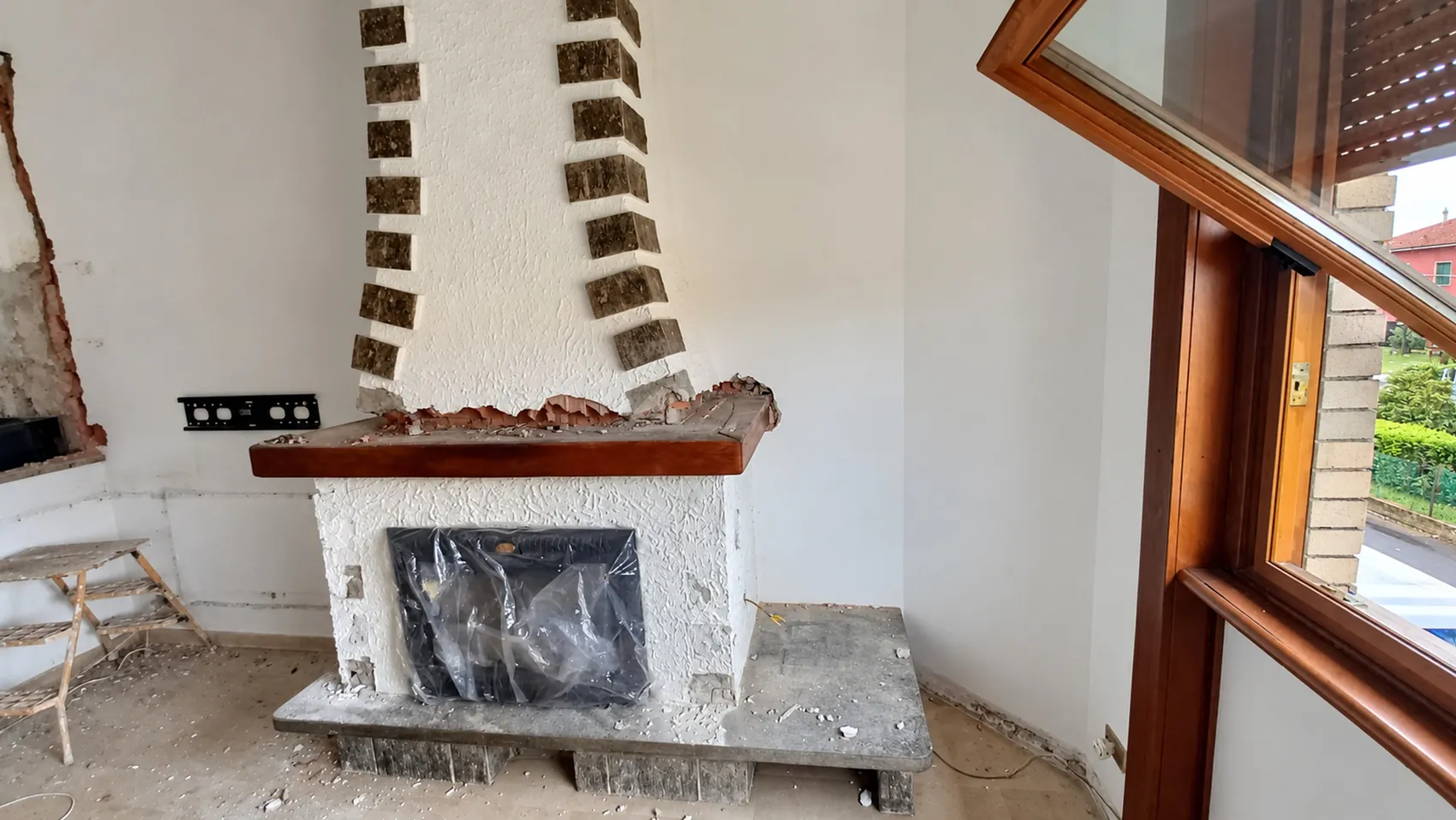 Camino con rivestimento e parete decorativa