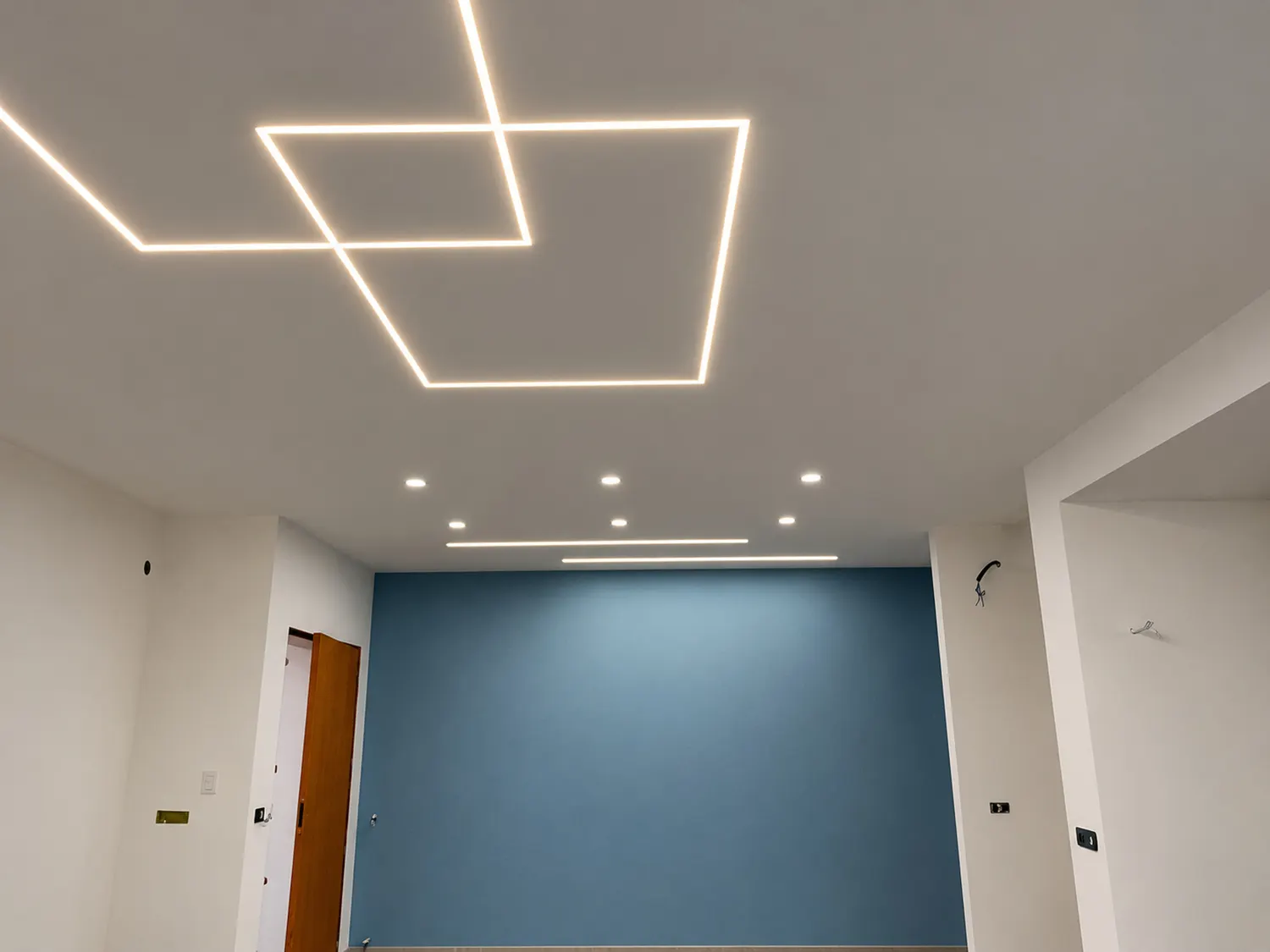 Disegno geometrico con luce LED a soffitto